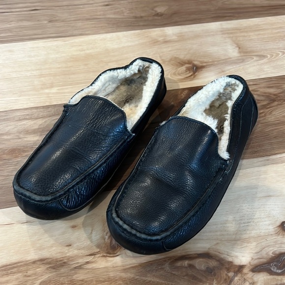 Ugg Ascot slipper great preloved condition. Us size 12 black leather - Picture 1 of 6